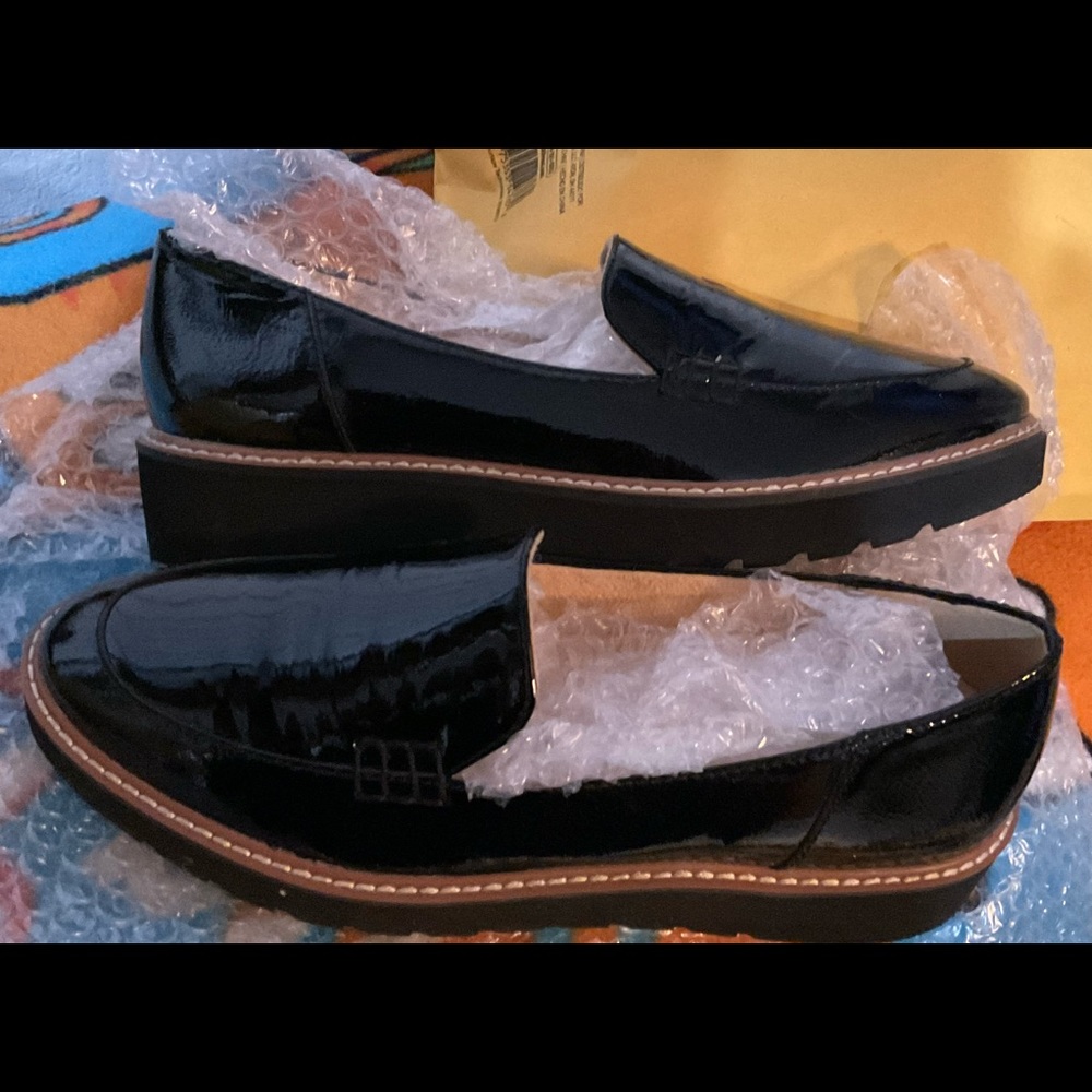 Comfortable loafers, size 7 medium very stylish by Liz nature. Pretty patent